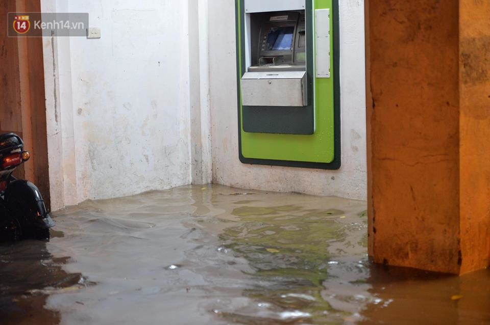 Chùm ảnh: Giao thông qua đường Nguyễn Trãi tê liệt sau cơn mưa lớn như trút nước tối 12/5